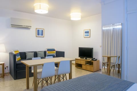 TV and multimedia, Living room, Dining area, Bedroom