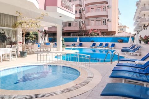 Patio, Day, On site, Pool view, Swimming pool, Entertainment, sunbed