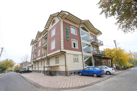 Property building, Facade/entrance, Neighbourhood, Floor plan, On site, Street view, Location, Parking