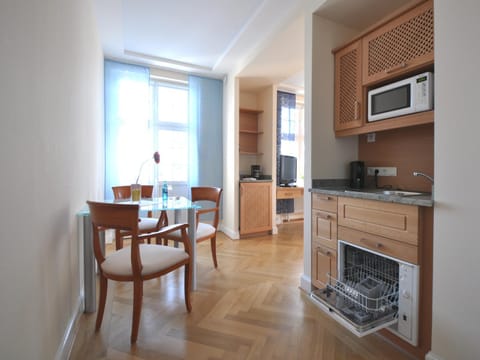 Kitchen or kitchenette, Dining area