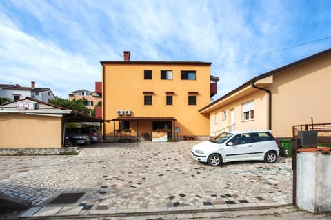 Patio, Facade/entrance