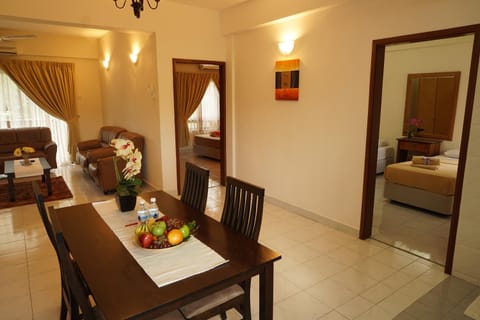 Dining area, hair dresser, kitchen, kitchen