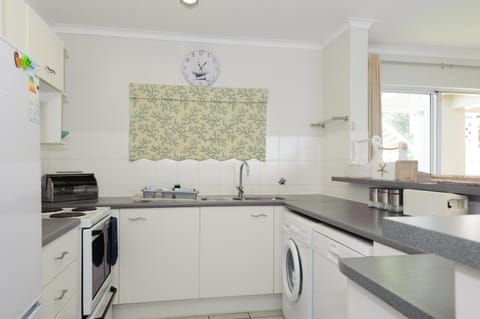 Kitchen or kitchenette, Photo of the whole room, On site