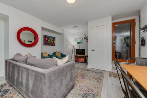 Charming 2BD in Hip Neighborhood - 3 Blks to Metro Condominio in District of Columbia