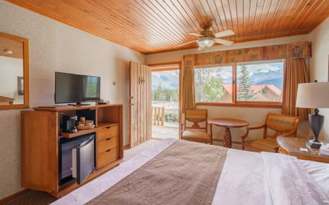 TV and multimedia, Photo of the whole room, fireplace