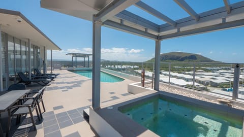 Natural landscape, View (from property/room), Balcony/Terrace, Mountain view, Pool view, Swimming pool, sunbed