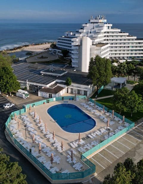 Property building, Day, Pool view, Swimming pool