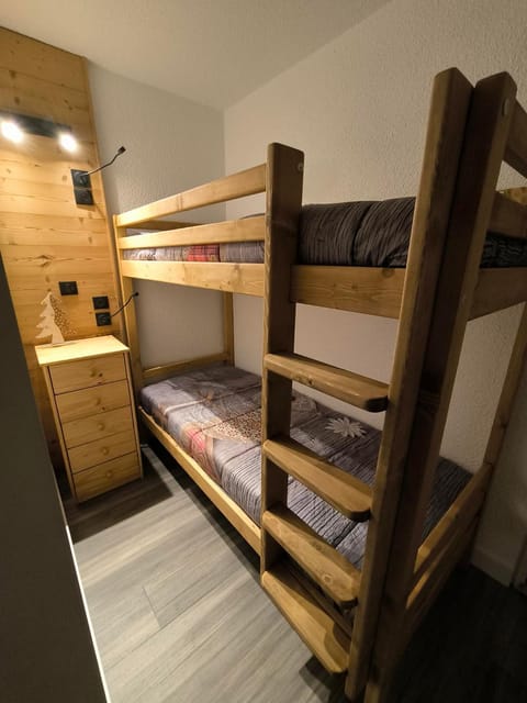 Bed, Photo of the whole room, bunk bed