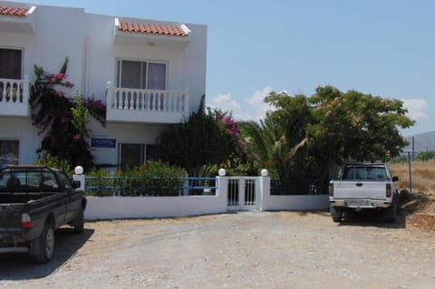 Facade/entrance, Garden, Balcony/Terrace