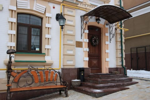 Property building, Facade/entrance, View (from property/room), Other, Street view