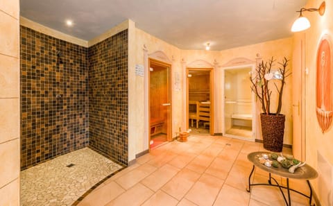 Shower, Sauna, Steam room, Spa and wellness centre/facilities