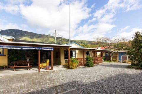 Sequoia Lodge Backpackers Hostel in Picton