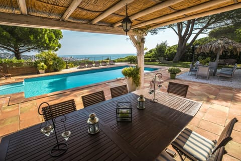 Balcony/Terrace, Dining area, Pool view, Sea view