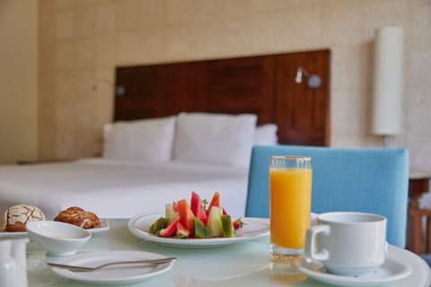 Bed, Food and drinks, Bedroom, Food, Breakfast, Breakfast, Continental breakfast, Drinks, room service