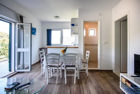 Dining area, kitchen