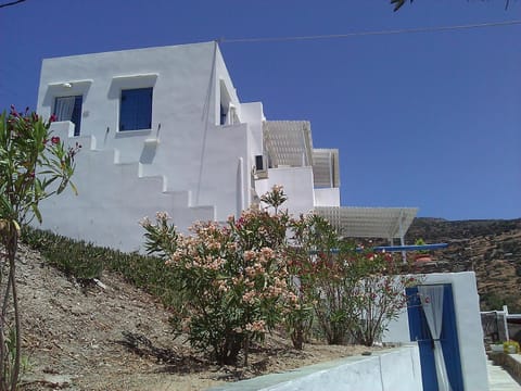 Agnanti Apartments Condo in Milos