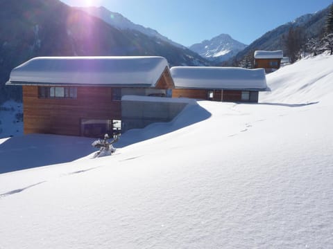 Property building, Facade/entrance, Winter, On site