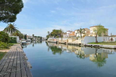 Villa Requesens on Canal House in Alt Empordà