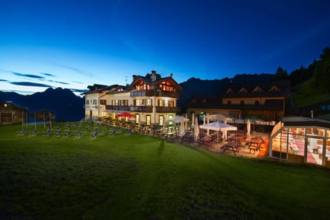 Facade/entrance, Natural landscape, Garden view