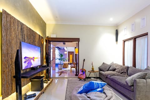 Communal lounge/ TV room, TV and multimedia, Living room, Seating area, Evening entertainment