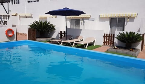 Kleine Ferienanlage mit Pool, Spielplatz & Boule im Zentrum Condominio in Tías
