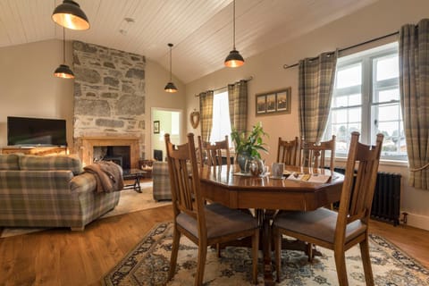 TV and multimedia, Living room, Seating area, Dining area, Family