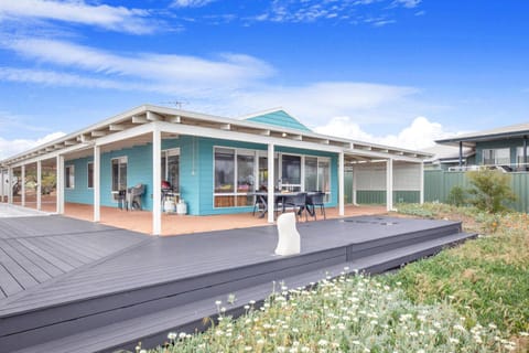 Bay Beach House - A Family & Pet Friendly Favourite with Direct Beach Access Haus in Peppermint Grove Beach