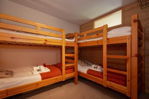 Bedroom, bunk bed