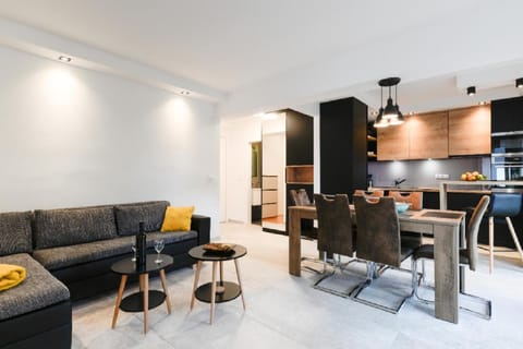 Kitchen or kitchenette, Living room, Seating area, Dining area