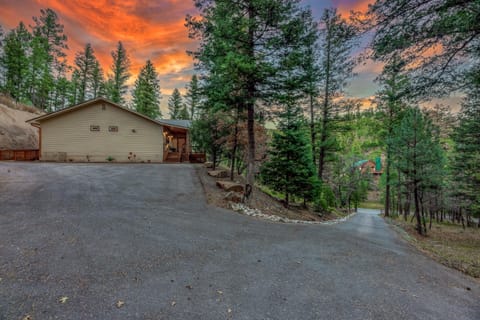 Heavenly Pines, 3 Bedrooms, Wi-Fi, Fireplace, Ramp Accessible, Hot Tub, Sleeps 6 Casa in Ruidoso