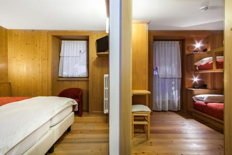 Photo of the whole room, Mountain view, bunk bed