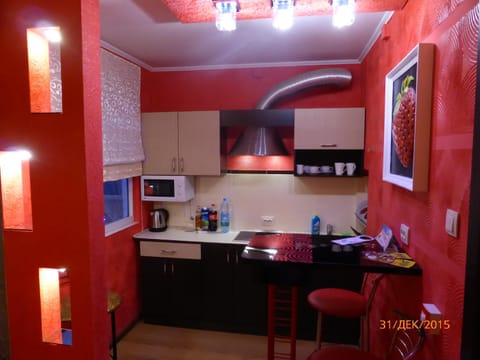 Kitchen or kitchenette, Dining area, minibar, stove