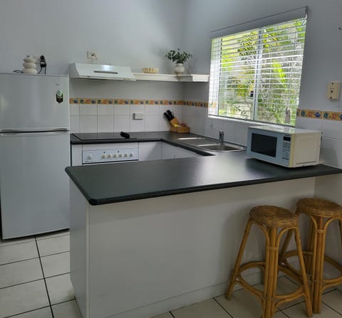 Coffee/tea facilities, Kitchen or kitchenette, Seating area, Garden view, microwave, oven, storage, stove, toaster