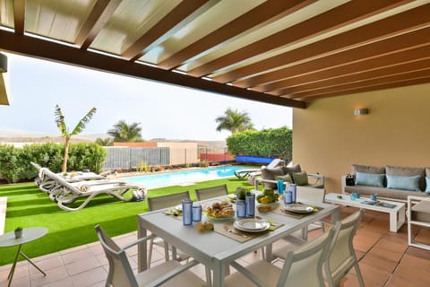 Balcony/Terrace, Dining area, Swimming pool