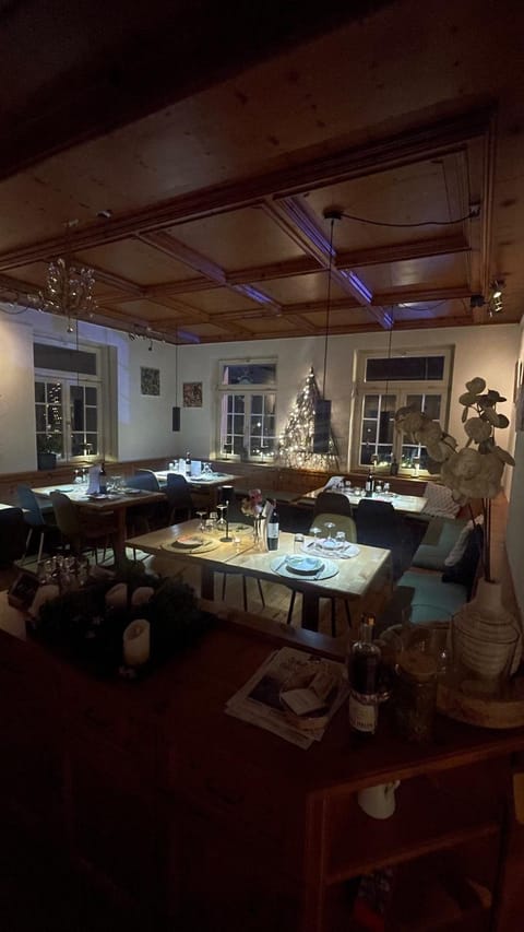 Restaurant/places to eat, Food and drinks, Banquet/Function facilities