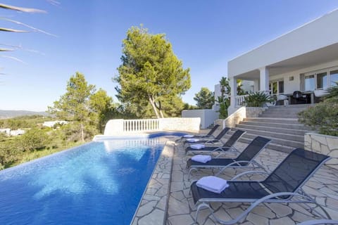 DOS MONOS Villa in Ibiza