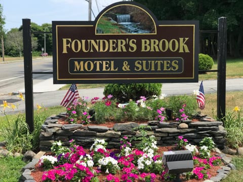 Founder's Brook Motel and Suites Motel in Portsmouth