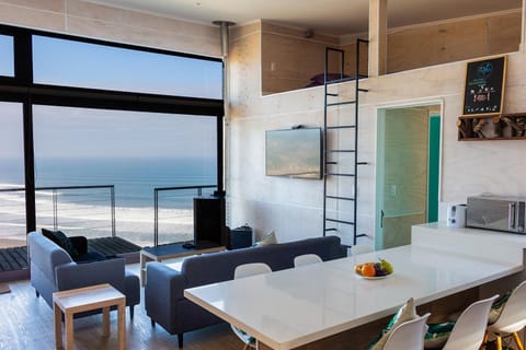 Communal lounge/ TV room, TV and multimedia, Sea view