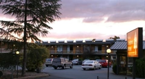 Red Cedars Motel Motel in Canberra