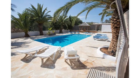 Villa Daniel is in a great location just 5 mins by taxi into Playa Den Bossa Chalet in Ibiza