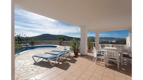 Can Tunicu has amazing sea views and is located in a quiet area near to San Antonio Chalet in Ibiza