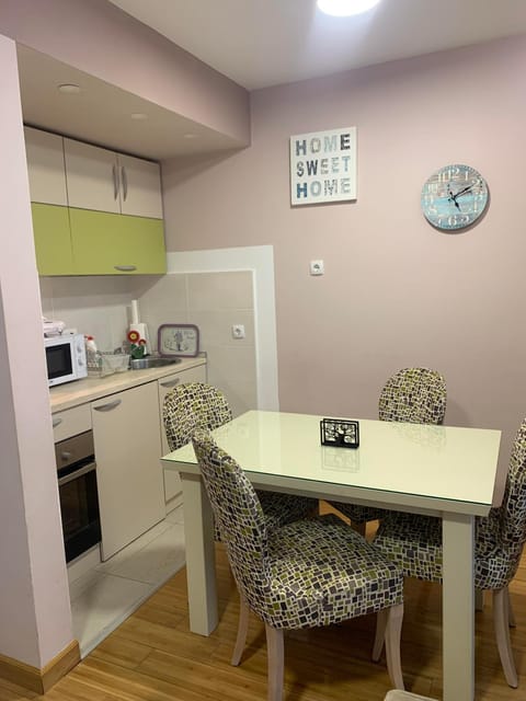 Kitchen or kitchenette, Seating area, Dining area, minibar, oven, pet friendly, stove