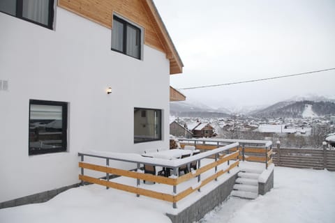 Neighbourhood, Winter, Mountain view