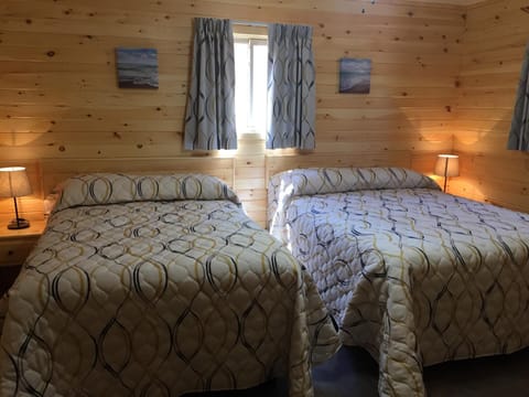 Cavendish Maples Cottages Camping /
Complejo de autocaravanas in Prince Edward County