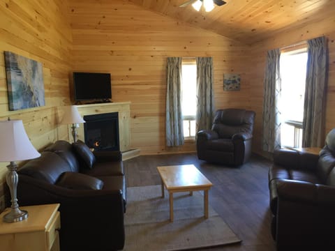 Cavendish Maples Cottages Camping /
Complejo de autocaravanas in Prince Edward County