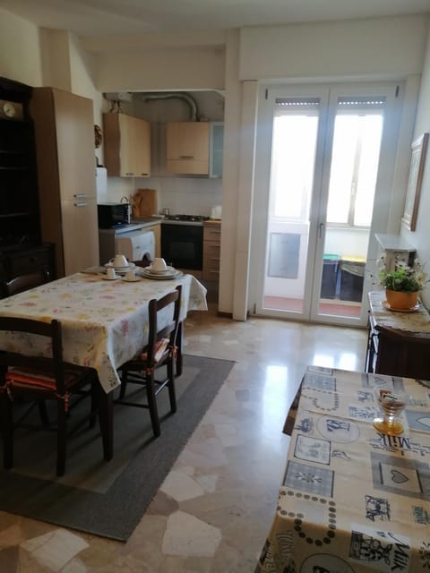 Kitchen or kitchenette, Dining area, stove