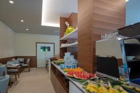 Restaurant/places to eat, Communal lounge/ TV room, Food, Breakfast