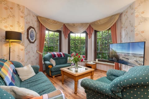 TV and multimedia, Living room, Seating area, Evening entertainment