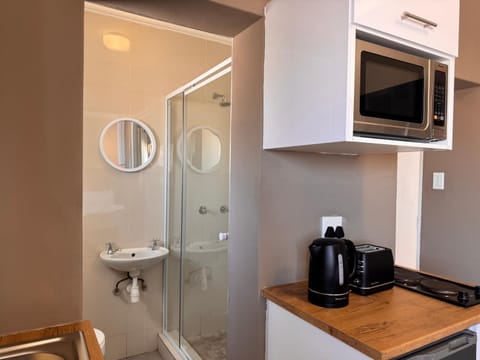 Bathroom, Coffee/tea facilities, Kitchen or kitchenette