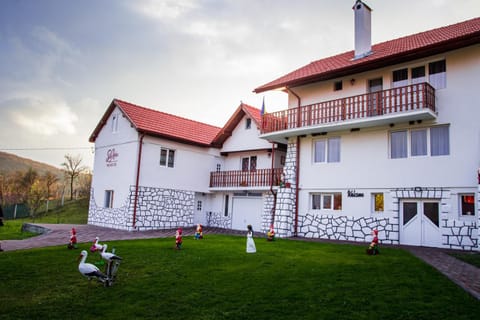 Property building, Day, Natural landscape, Garden, Garden view